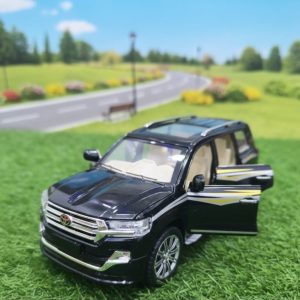 1:24 Scale Die-Cast Toyota Land Cruiser V8 Toy Model – Black Edition with Light & Sound
