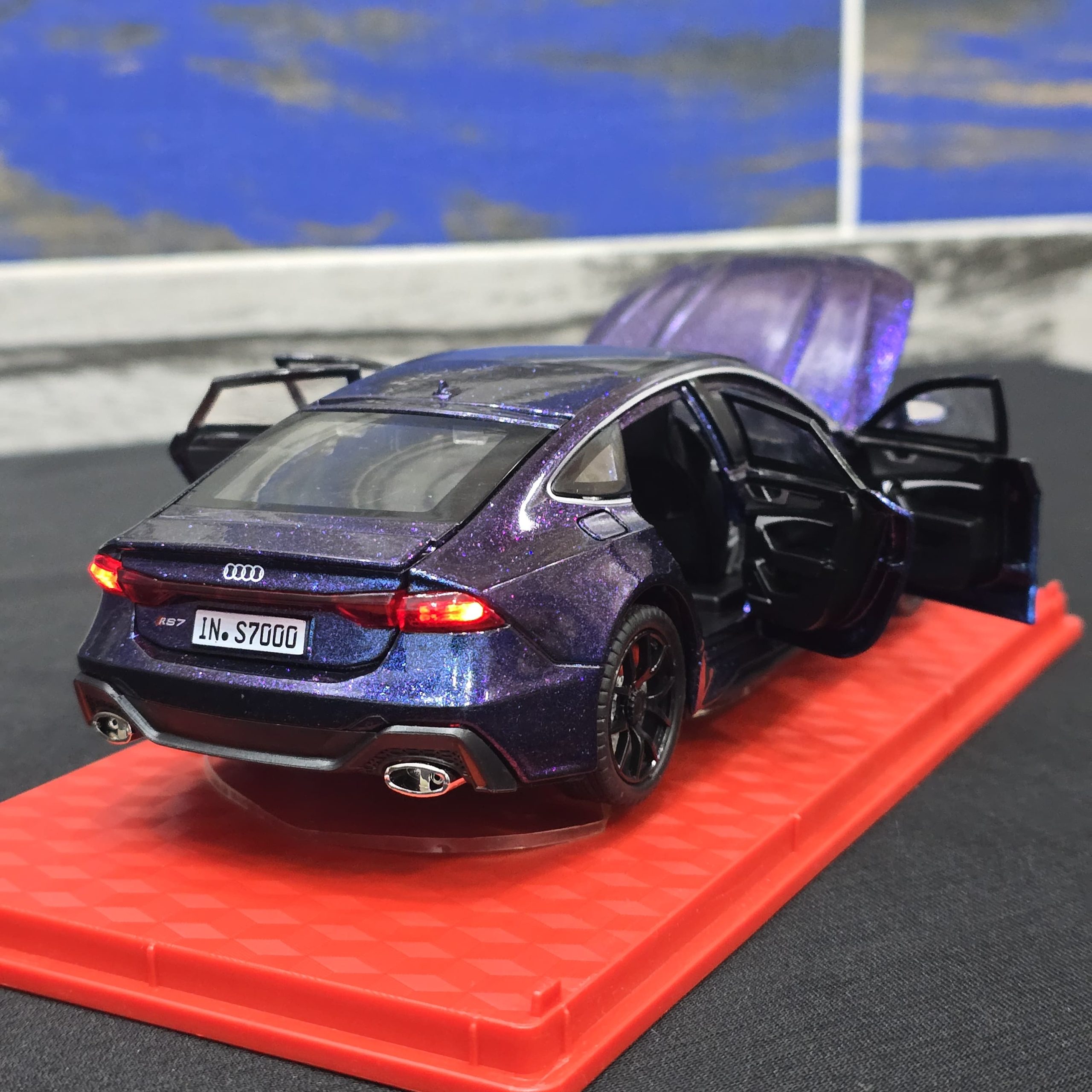 Audi RS7 Sportback (1:24 Scale Model) - Image 4