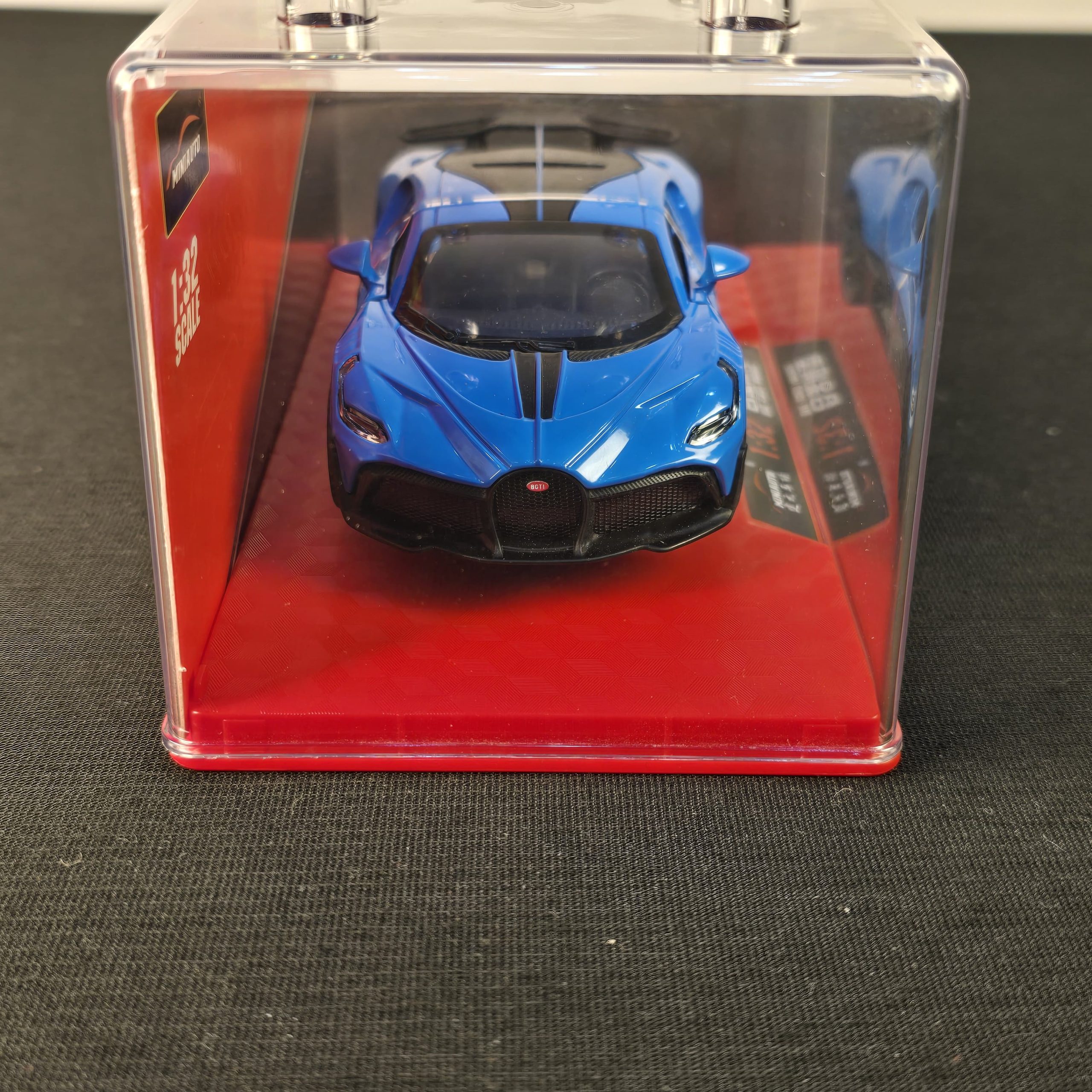 Exquisite 1:32 Scale Die-Cast Bugatti Divo – Hypercar Replica with Lights, Sound, and Display Case. - Image 2