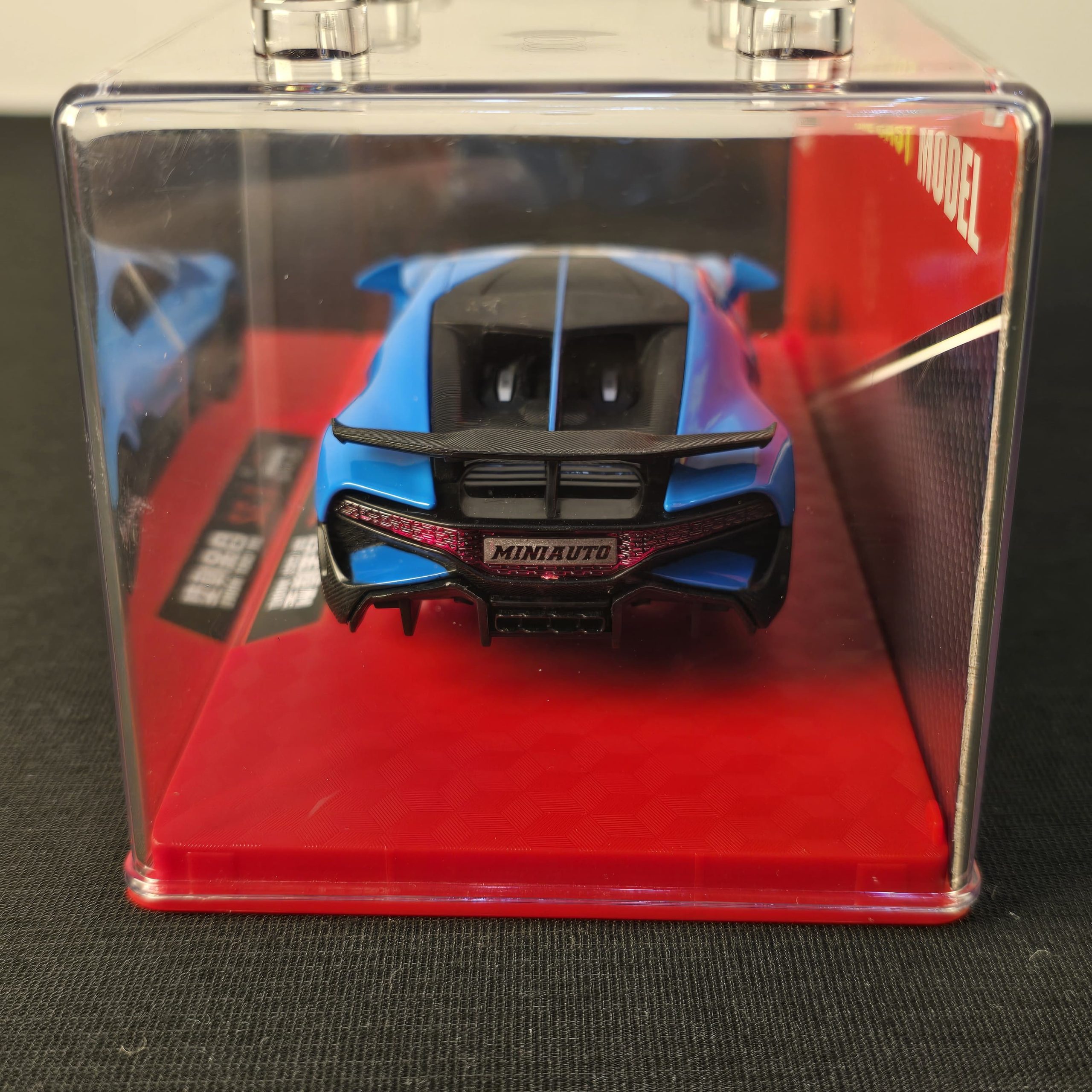 Exquisite 1:32 Scale Die-Cast Bugatti Divo – Hypercar Replica with Lights, Sound, and Display Case. - Image 3