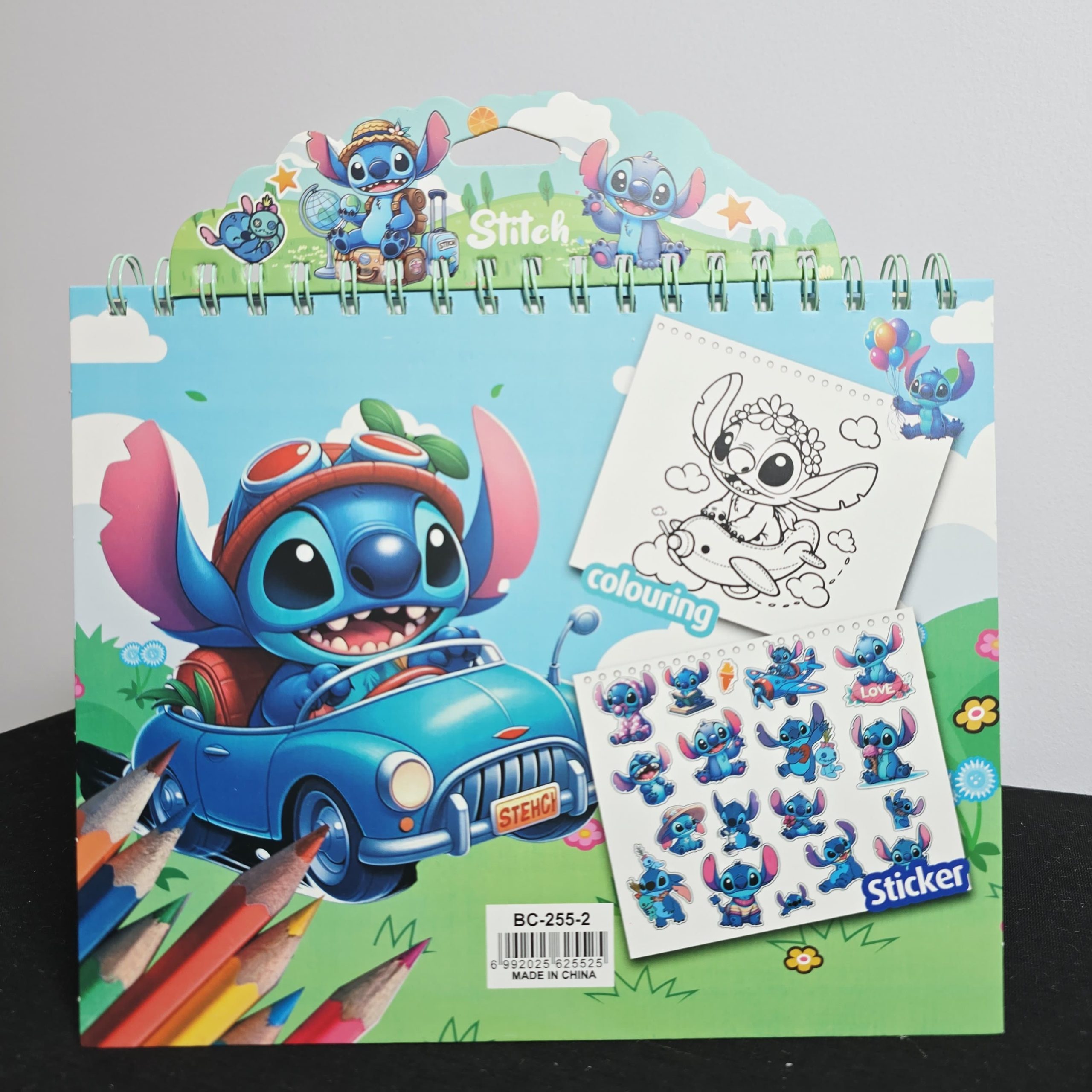 Tropical Adventure: Stitch Deluxe Colouring Book - Image 5