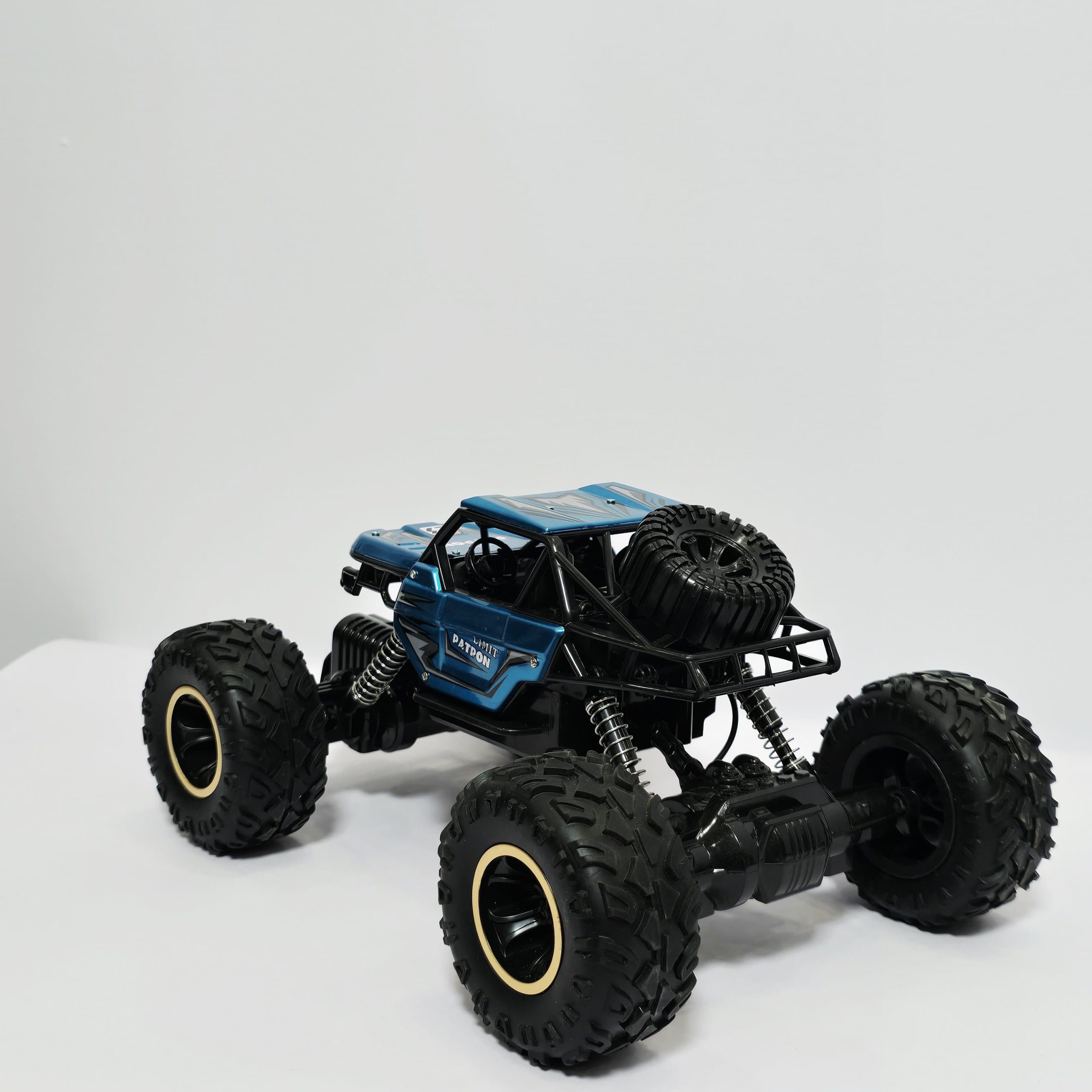 1:14 Scale Metal Body RC Rock Crawler - 2.4GHz Off-Road Monster Truck with Independent Suspension & $50^{\circ}$ Slope Climbing Ability - Image 5