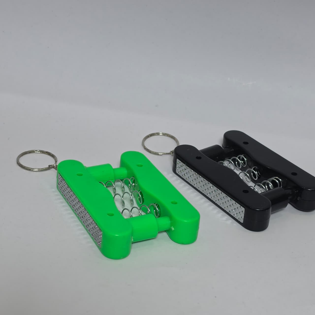 Hilarious Electric Shock Hand Gripper – Ultimate Novelty Prank Toy - Image 3